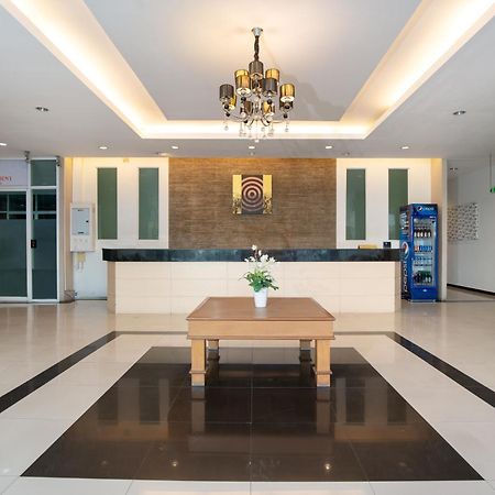 Leenova Place Bangkok Extérieur photo