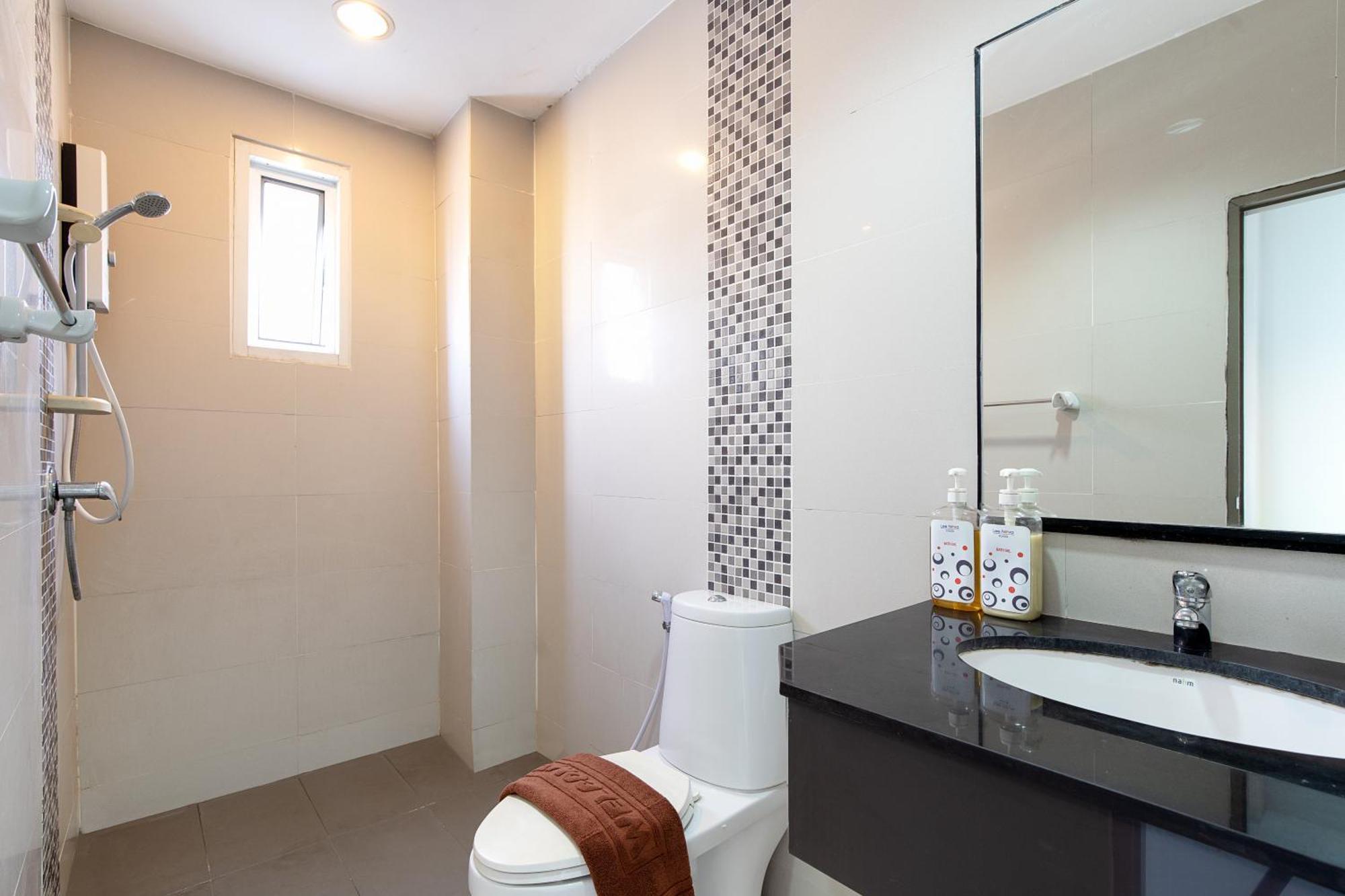 Leenova Place Bangkok Extérieur photo